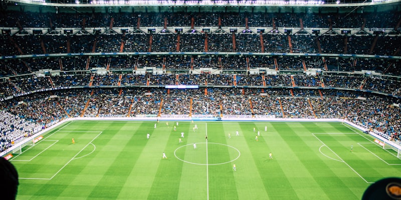 英超联赛曼城对阵利物浦焦点战 - 安菲尔德球场夜景